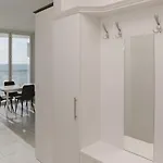 Beachfront Luxury Residences 13 アパート